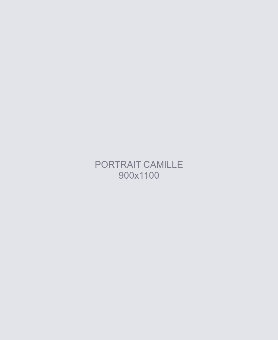 Camille Roussel, éleveuse, portrait en extérieur devant les prés de l'élevage